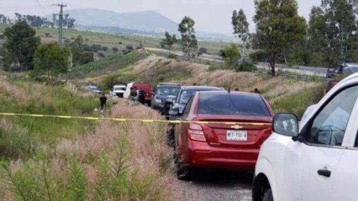 Hallan a tres adolescentes sin vida en la carretera Atlacomulco-Palmillas en Edomex