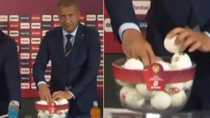 Cachan a hombre haciendo trampa durante un sorteo de futbol en Rumania