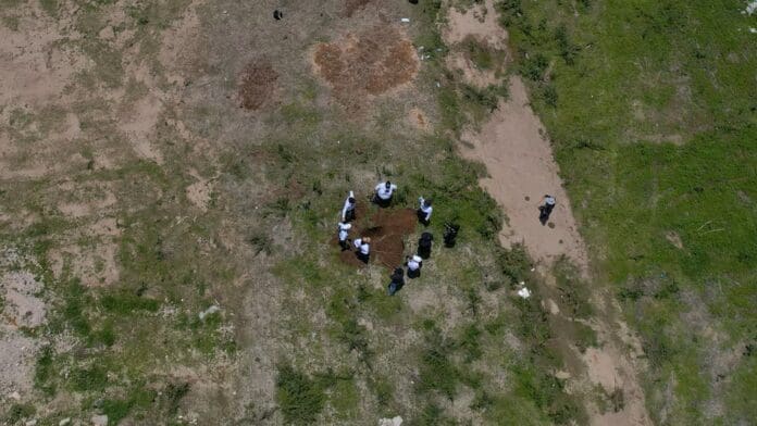 Descubren 66 cuerpos en fosas clandestinas en La Paz, Baja California Sur