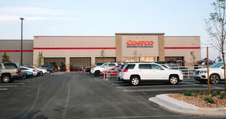 Niño devuelve anillo de brillantes perdido en una tienda en Estados Unidos