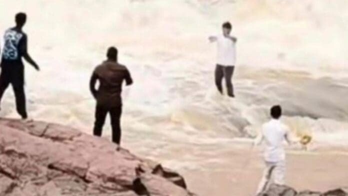 Video: Youtuber es arrastrado por la corriente de un río en India mientras grababa contenido