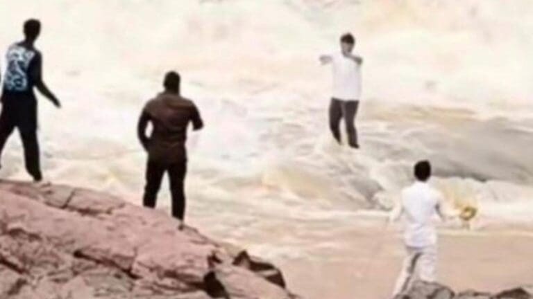 Video: Youtuber es arrastrado por la corriente de un río en India mientras grababa contenido