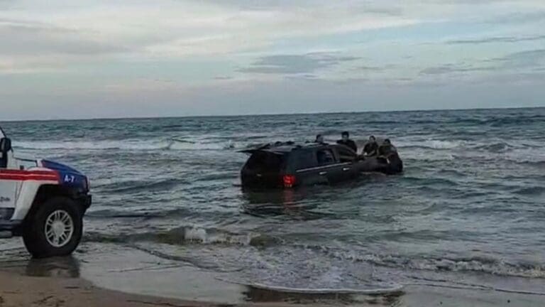 Video: Mujer en estado de ebriedad mete la camioneta de su novio al mar en Matamoros, Tamaulipas