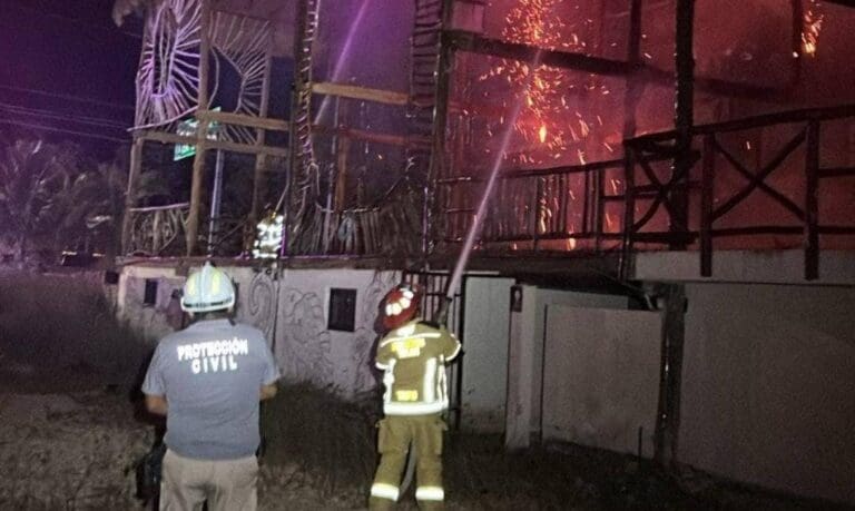 Se incendia palapa del restaurante Oasis en Tulum. No se sabe cómo fue que inició el fuego, que al fina fue controlado.