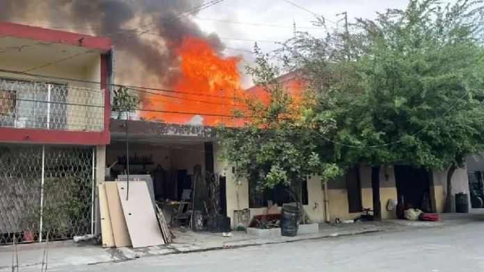 Rescatan a dos menores atrapados en un incendio en Juárez, Nuevo León