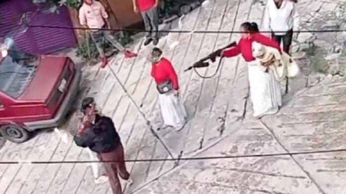 Video: Mujeres discuten y una saca un arma larga mientras cargaba a un bebé en Naucalpan Edomex