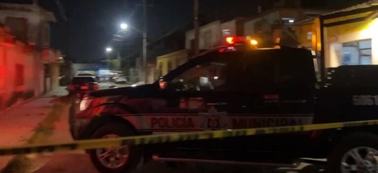 Asesinan a un hombre en la SM 67 de Cancún y lesionan a menor de tres años y adulta mayor en ataque armado.