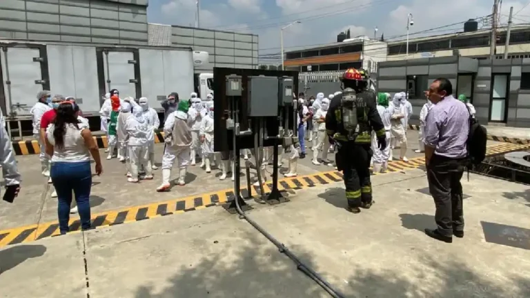 Se intoxican 27 empleados al inhalar amoníaco en una empresa de alimentos en Edomex