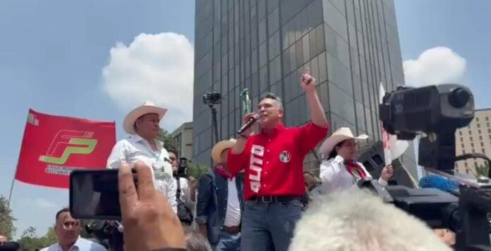 Simpatizantes le muestran su 