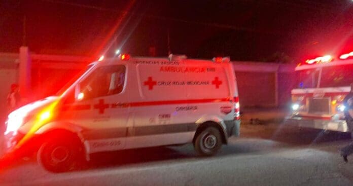 Hombre se desvanece al pintar una cisterna en Chihuahua; paramédicos dan reanimación cardiopulmonar