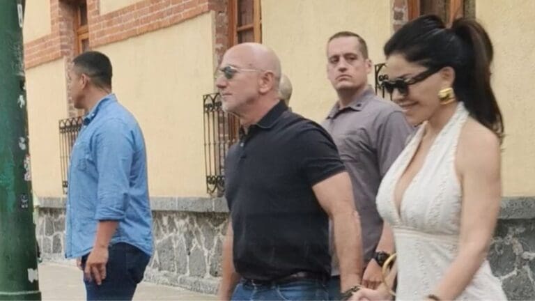 Captan a Jeff Bezos, dueño de Amazón, y a su esposa paseando por calles de la CDMX