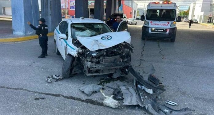 Taxista de Playa del Carmen quedó lesionado este viernes luego que su unidad acabara destrozada tras un choque.