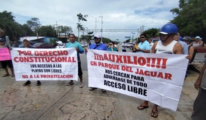 Ciudadanos bloquean carretera federal 307; exigen acceso gratuito al Parque del Jaguar y a las playas de Tulum.
