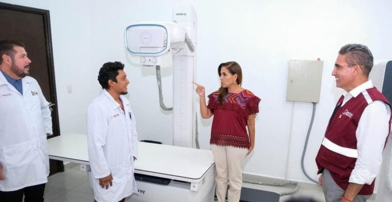 Fortalece Mara Lezama servicios de salud en Isla Mujeres con nuevo equipo de Rayos X. Hay más servicios para la ciudadanía.