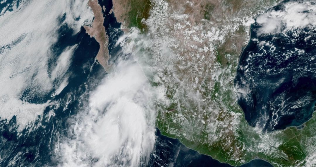 Tormenta tropical Lorena se fortalece y tocaría tierra en Baja California Sur y Sonora