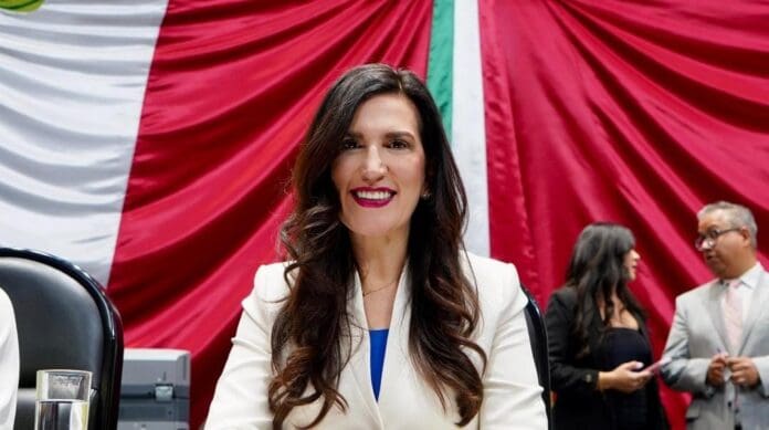 Panista Kenia López Rabadán rinde protesta como presidenta de la Cámara de Diputados; promete no quitar el micrófono.