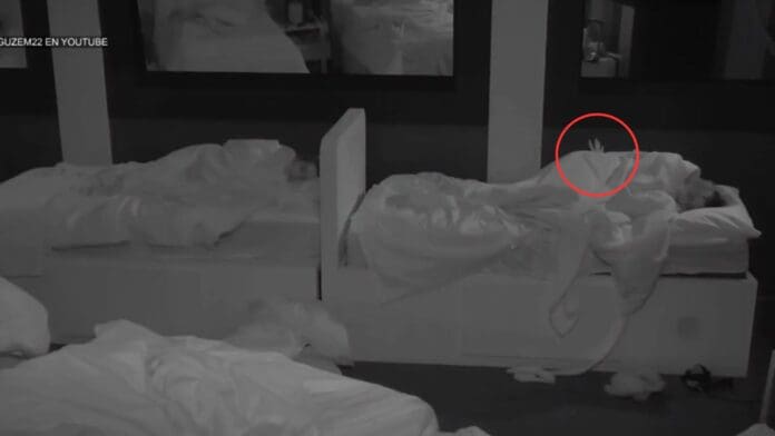 Video: Captan supuesto acto paranormal en el cuarto 