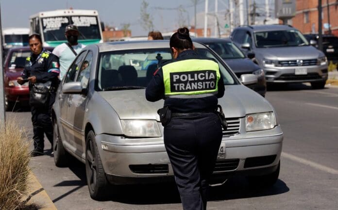 Mujer compra un auto usado en Jalisco y descubre que era robado