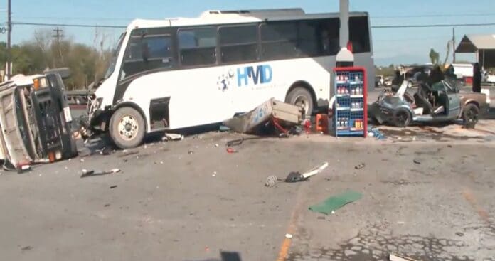 Mueren dos personas tras ser embestidas por un camión de transporte en gasolinera de Nuevo León