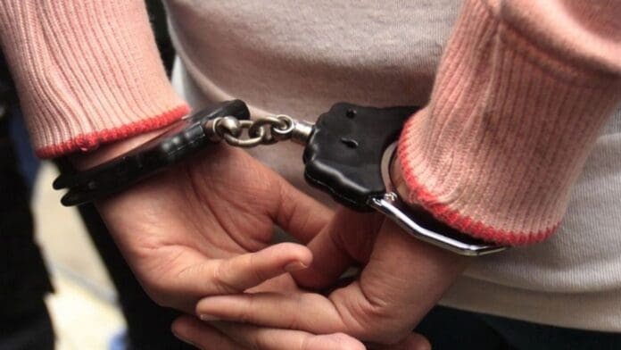 Detienen a mujer que estuvo prófuga por más de 20 años tras haber matado a su padre en CDMX