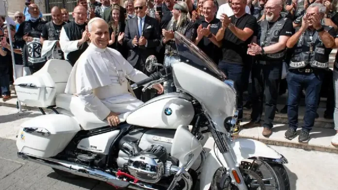 Papa León XIV recibe de regalo una moto de 25 mil dólares en el Vaticano