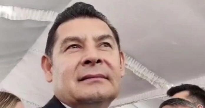 Alejandro Armenta, gobernador morenista de Puebla revictimiza a mujeres asesinadas. No es la primera polémica de este político.