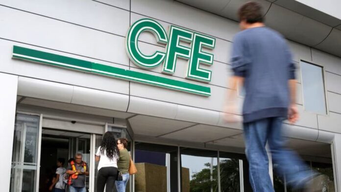 Vecinos amarran a un poste a trabajador de la CFE tras 12 horas sin luz en Dzemul, Yucatán