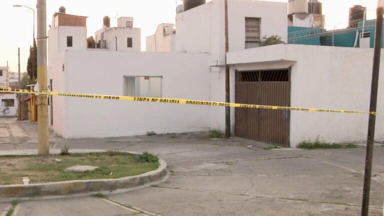 Menor de edad encuentra muerta a su madre en Puebla