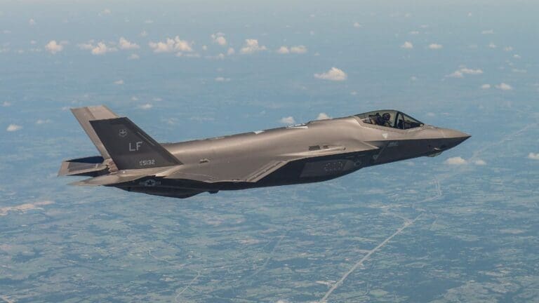 Despliega Estados Unidos 10 aviones de combate en Puerto Rico para combatir a los cárteles de la droga de Venezuela