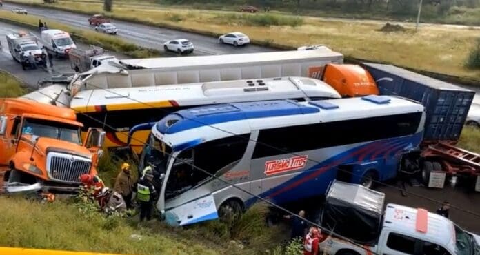 Video: Choque múltiple deja más de 15 heridos graves en Aguascalientes