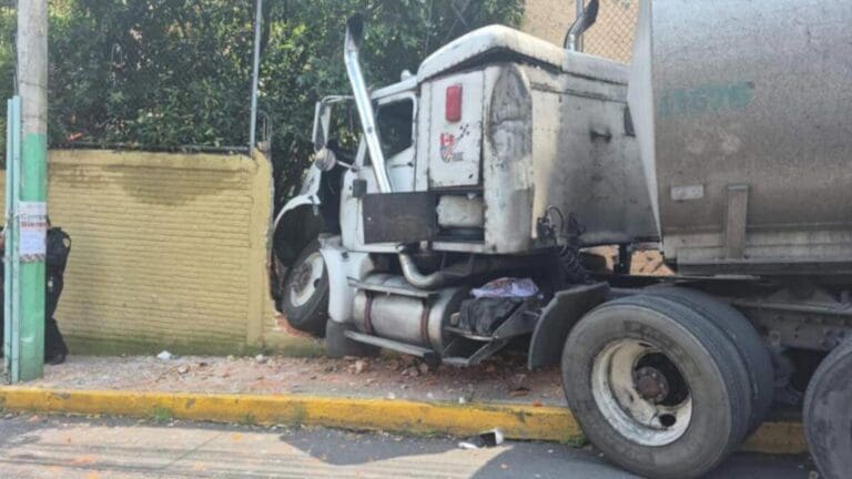 Pipa de combustible se queda sin frenos y se impacta contra una casa en Iztapalapa, CDMX
