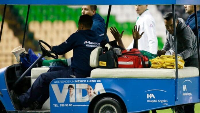 Video: Director Técnico del Toluca Femenil es hospitalizado tras sufrir golpe de calor en pleno partido