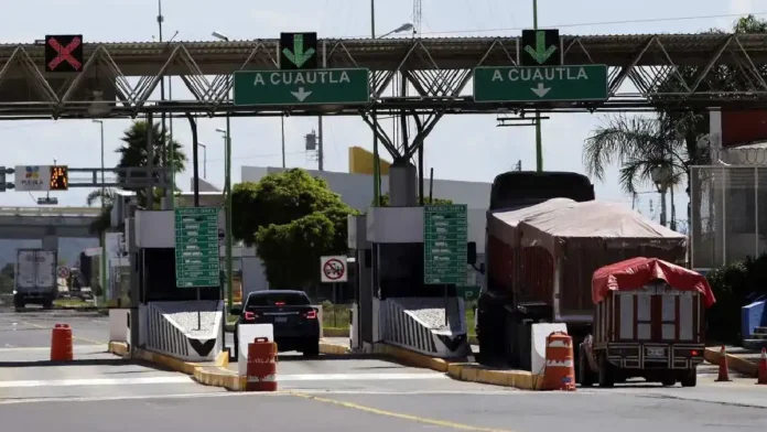 Denuncian que presuntos policías asaltan a conductores en la autopista Siglo XXI en Atlixco, Puebla