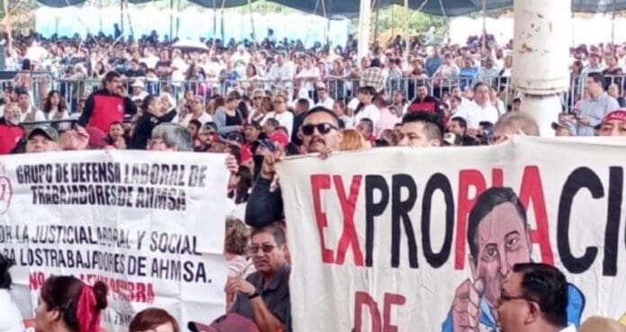 Ciudadanos reciben a Claudia Sheinbaum en Coahuila con abucheos y protestas. La presidenta fue alabada por el gobernador.