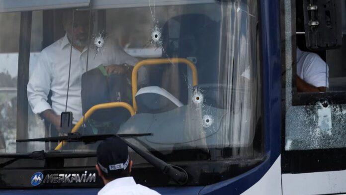 Video: Tiroteo contra autobús de pasajeros deja al menos seis muertos y varios heridos en Jerusalén