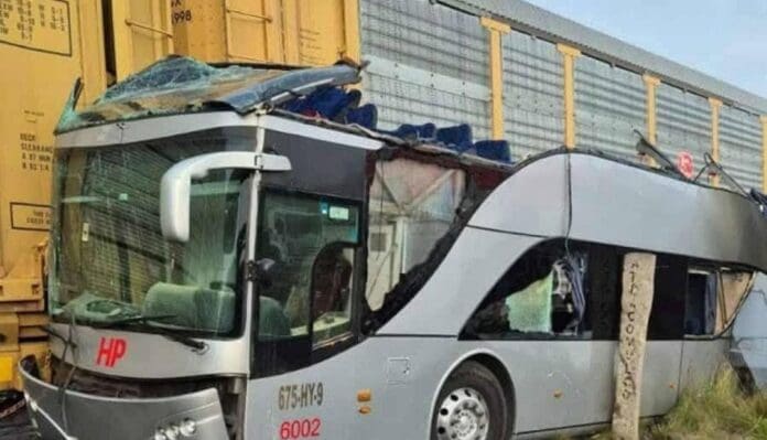 Reportan al menos ocho muertos y más de 40 heridos; autobús fue embestido por tren de carga en Edomex. Hay varios graves.