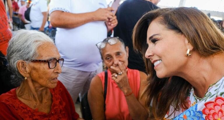 Entrega Mara Lezama 303 títulos de propiedad para el bienestar y certeza jurídica de más de mil 400 personas de Cancún.