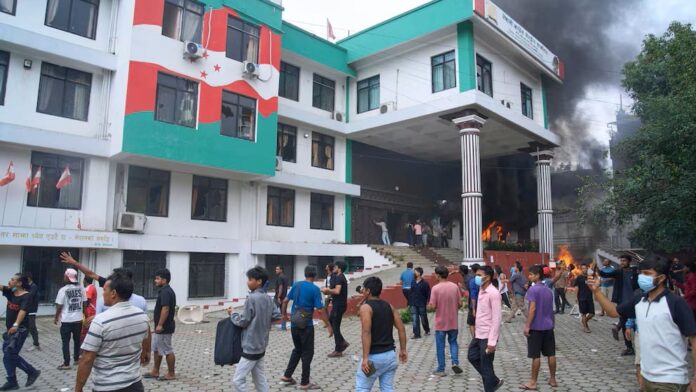 Video: Mueren al menos 19 personas tras protestas por la prohibición de redes sociales en Nepal