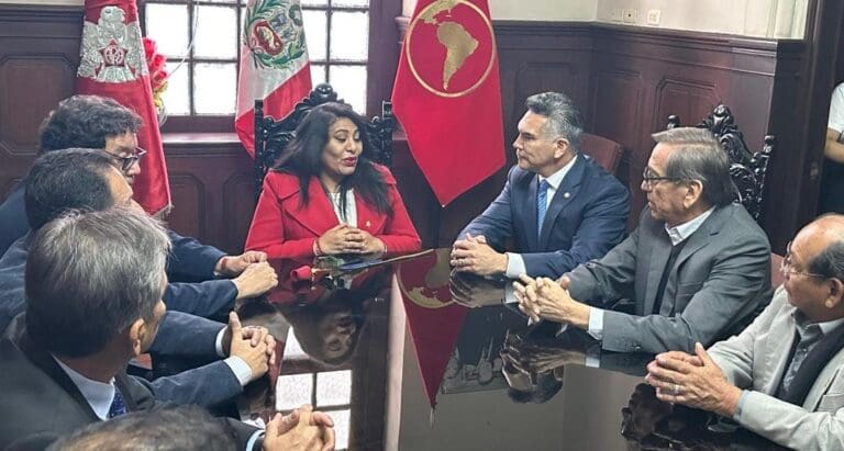 "Alito" Moreno viaja a Perú; busca que declaren persona non grata a la presidenta Claudia Sheinbaum. Insólito.