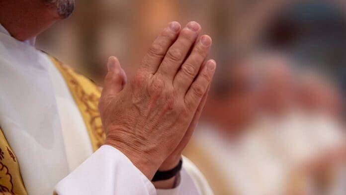 Arrestan a sacristán por extorsionar a sacerdote en Morelia, Michoacán