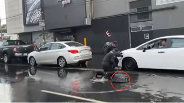 Video: Reportero tropieza con coladera descubierta mientras cubría encharcamiento en la alcaldía Tlalpan, CDMX