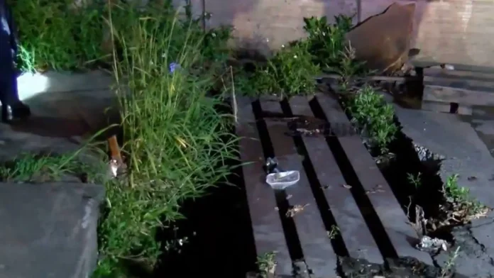 Hombre queda atrapado en una alcantarilla por intentar usarla como baño en Guadalajara, Jalisco