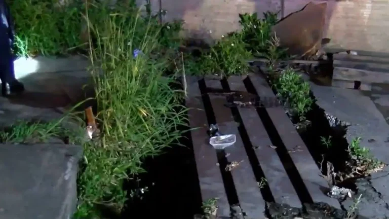 Hombre queda atrapado en una alcantarilla por intentar usarla como baño en Guadalajara, Jalisco