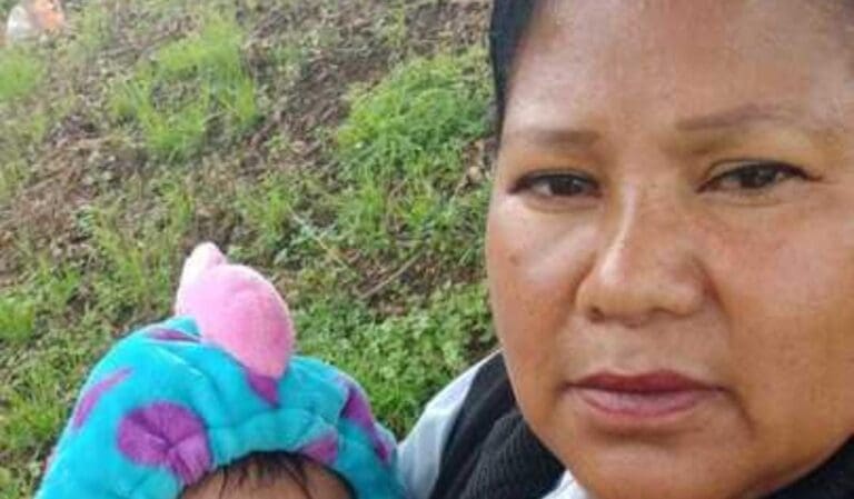 Confirma la familia que Alicia Matías, quien salvó a su nieta de explosión de pipa, sigue luchando por su vida.