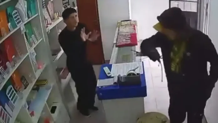 Sujeto recibe golpiza al intentar robar una tienda en Argentina