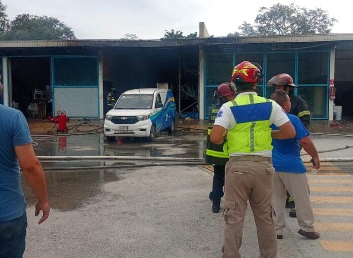 Bomberos de Playa del Carmen sofocan incendio en bodega de refrigeración