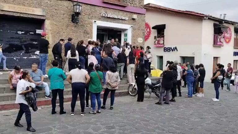 Niño queda gravemente herido tras caerle una puerta de cristal de una sucursal de Banco Azteca en Tepoztlán, Morelos