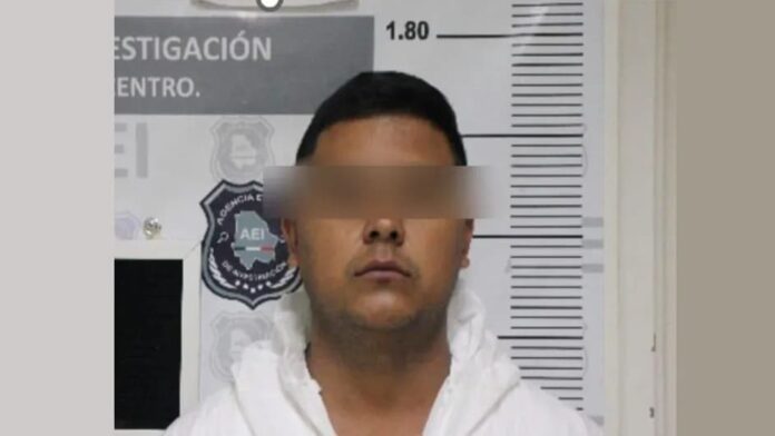 Capturan por el feminicidio de su esposa a director de policía municipal en Chihuahua