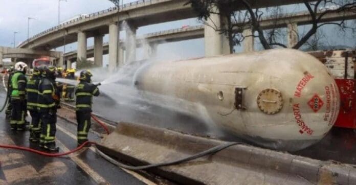 Pipa de gas explotó tras volcar por circular a exceso de velocidad en Iztapalapa Fiscalía Cdmx. Es la versión de autoridades.