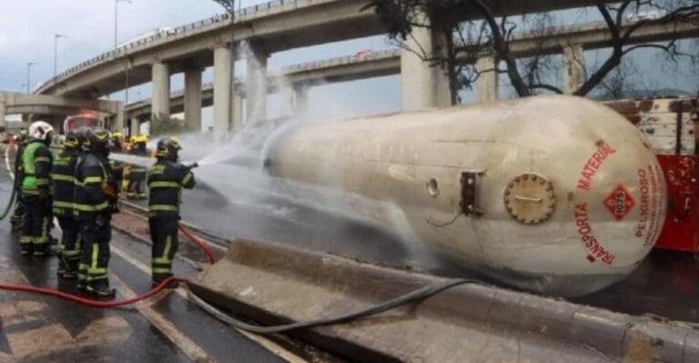 Pipa de gas explotó tras volcar por circular a exceso de velocidad en Iztapalapa Fiscalía Cdmx. Es la versión de autoridades.